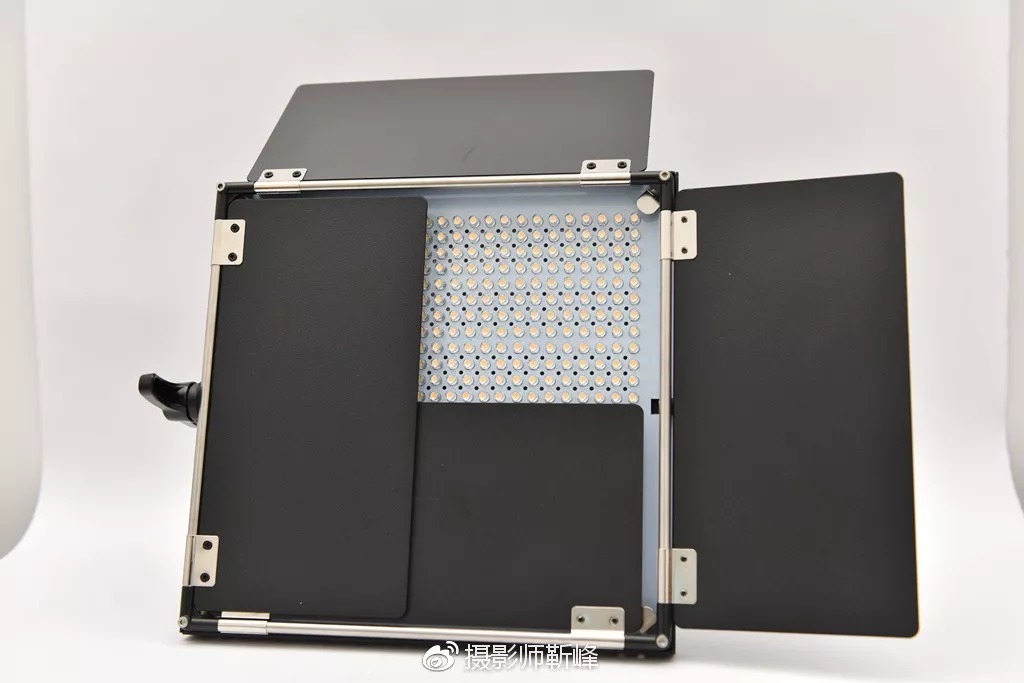 A quarter of the photographic lamp beads are exposed